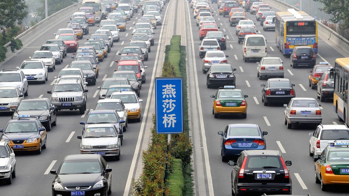 Prodej aut v Číně se prudce propadl